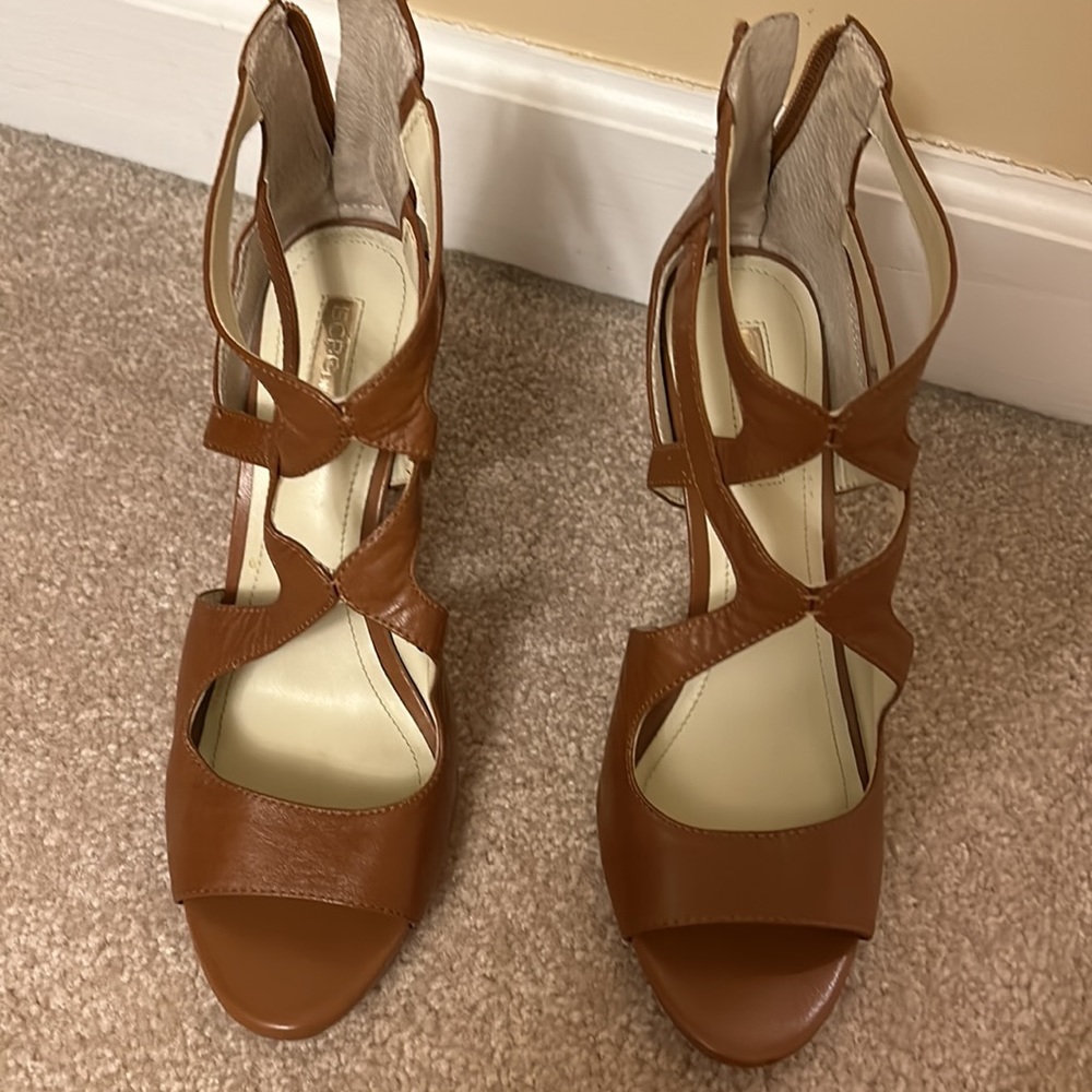 BCBG BROWN LEATHER SANDALS . Size 8